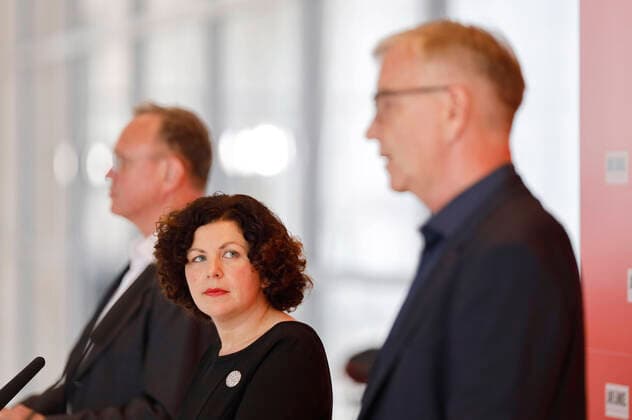 Amira Mohamed Ali und Dietmar Bartsch bei einem Pressestatement der Partei Die Linke vor der Fraktionssitzung auf der Fraktionsebene im Reichstagsgebäude. Berlin, 22.06.2021