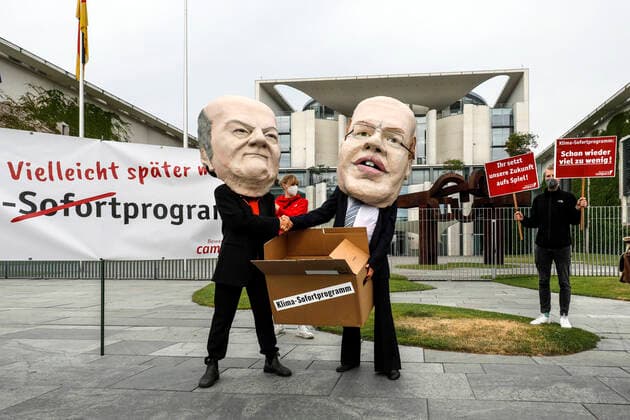 News Bilder des Tages Protestaktion Campact am Kanzleramt Berlin, 23.06.2021 - Aktivisten von Campact demonstrieren vor Kabinettssitzung am Kanzleramt zum neuen Klima-Sofortprogramm von CDU CSU und SPD mit Masken von Bundeswirtschaftsminister Peter Altmaier (CDU) und Bundesfinanzminister Olaf Scholz (SPD). Berlin Berlin Deutschland