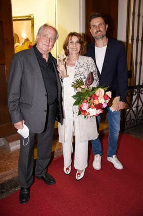 Michael Verhoeven, Senta Berger und Simon Verhoeven bei der 20. Verleihung des Friedenspreises des Deutschen Films Die Brücke im Cuvillies Theater. München, 22.06.2021