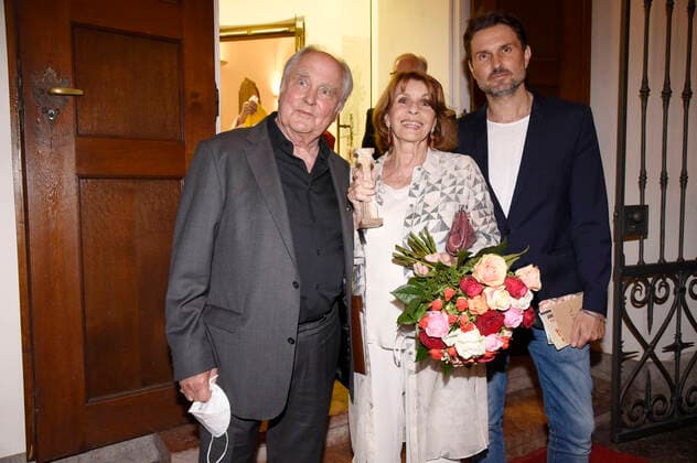 Bilder des Jahres 2021, Entertainment 06 Juni Entertainment Themen der Woche KW25 Entertainment Bilder des Tages Michael Verhoeven, Senta Berger und Simon Verhoeven bei der 20. Verleihung des Friedenspreises des Deutschen Films Die Brücke im Cuvillies Theater. München, 22.06.2021 *** Michael Verhoeven, Senta Berger and Simon Verhoeven at the 20 German Film Peace Award ceremony Die Brücke at Cuvillies Theater Munich, 22 06 2021 Foto:xS.xAdamx xFuturexImage