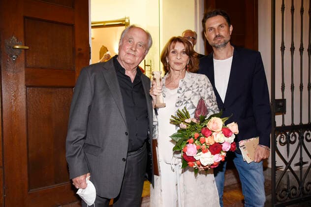 Michael Verhoeven, Senta Berger und Simon Verhoeven bei der 20. Verleihung des Friedenspreises des Deutschen Films Die Brücke im Cuvillies Theater. München, 22.06.2021