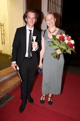 Jan Philipp Weyl mit Begleitung bei der 20. Verleihung des Friedenspreises des Deutschen Films Die Brücke im Cuvillies Theater. München, 22.06.2021