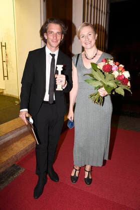 Jan Philipp Weyl mit Begleitung bei der 20. Verleihung des Friedenspreises des Deutschen Films Die Brücke im Cuvillies Theater. München, 22.06.2021
