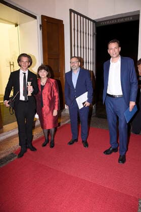 Jan Philipp Weyl, Gast, Anton Biebl und Georg Eisenreich bei der 20. Verleihung des Friedenspreises des Deutschen Films Die Brücke im Cuvillies Theater. München, 22.06.2021