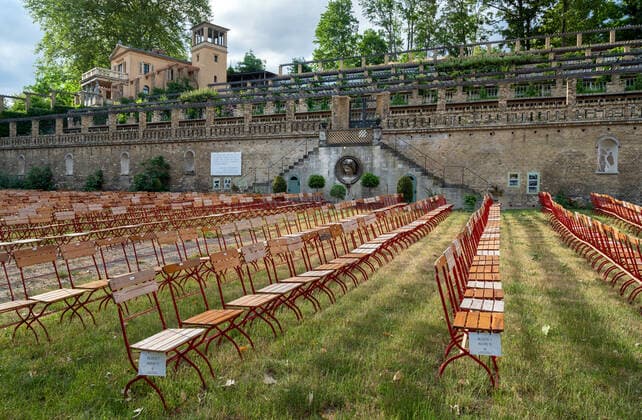 Musik Festival Kunst Tourismus Reisen 22.06.2021 Potsdam Landeshauptstadt Musikfestspiele Potsdam Sanssouci 2021 Pandemie bedingt finden vom 22. bis 27. Juni auf dem Winzerberg Potsdam ein Public Viewing auf großer Leinwand und mit professionellem Sound statt. Dazu werden die Konzerte allabendlich übertragen. Bis zu 500 Personen können sich hier an den langen Juni-Tagen einfinden und das musikalische Geschehen in der Friedenskirche, den Schlossräumen von Sanssouci oder dem Schlosstheater miteinander verfolgen.Erster Tag Du bist wie eine Blume Konzert aus dem Palmensaal, Orangerie Neuer Garten Potsdam Winzerberg Posdam Deutschland