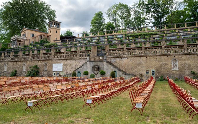 Musik Festival Kunst Tourismus Reisen 22.06.2021 Potsdam Landeshauptstadt Musikfestspiele Potsdam Sanssouci 2021 Pandemie bedingt finden vom 22. bis 27. Juni auf dem Winzerberg Potsdam ein Public Viewing auf großer Leinwand und mit professionellem Sound statt. Dazu werden die Konzerte allabendlich übertragen. Bis zu 500 Personen können sich hier an den langen Juni-Tagen einfinden und das musikalische Geschehen in der Friedenskirche, den Schlossräumen von Sanssouci oder dem Schlosstheater miteinander verfolgen.Erster Tag Du bist wie eine Blume Konzert aus dem Palmensaal, Orangerie Neuer Garten Potsdam Winzerberg Posdam Deutschland