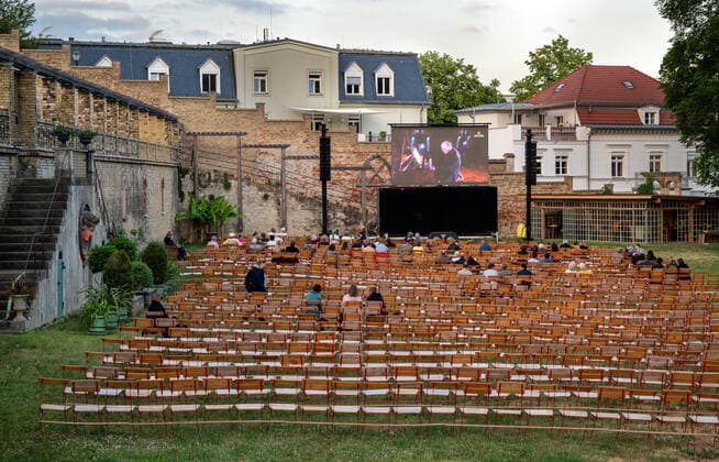 Musik Festival Kunst Tourismus Reisen 22.06.2021 Potsdam Landeshauptstadt Musikfestspiele Potsdam Sanssouci 2021 Pandemie bedingt finden vom 22. bis 27. Juni auf dem Winzerberg Potsdam ein Public Viewing auf großer Leinwand und mit professionellem Sound statt. Dazu werden die Konzerte allabendlich übertragen. Bis zu 500 Personen können sich hier an den langen Juni-Tagen einfinden und das musikalische Geschehen in der Friedenskirche, den Schlossräumen von Sanssouci oder dem Schlosstheater miteinander verfolgen.Erster Tag Du bist wie eine Blume Konzert aus dem Palmensaal, Orangerie Neuer Garten Potsdam Winzerberg Posdam Deutschland