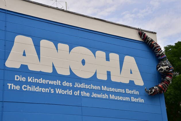 Eröffnung ANOHA im Jüdischen Museum Berlin Vor dem Museumseingang hängt ein Faultier an der Karte nder Hauswand PK zur Eröffnung der Kinderwelt ANOHA im Jüdischen Museum in Berlin am 23.06.2021 *** Opening of ANOHA at the Jewish Museum Berlin A sloth hangs on the wall in front of the museum entrance PK for the opening of the childrens world ANOHA at the Jewish Museum in Berlin on 23 06 2021 Photopress Mueller