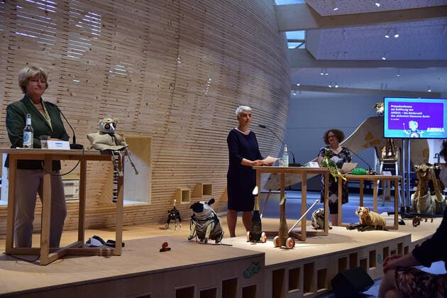 Eröffnung ANOHA im Jüdischen Museum Berlin Prof. Monika Grütters, MdB Kulturministerin, Hetty Berg, Direktorin des Jüdischen Museum Berlin, Dr.Ane Kleine-Engel, Leiterin der KInderwelt ANOHA, Jüdisches Museum Berlin PK zur Eröffnung der Kinderwelt ANOHA im Jüdischen Museum in Berlin am 23.06.2021 *** Opening of ANOHA at the Jewish Museum Berlin Prof Monika Grütters, MdB Minister of Culture, Hetty Berg, Director of the Jewish Museum Berlin, Dr Ane Kleine Engel, Director of the Childrens World ANOHA, Jewish Museum Berlin PK for the opening of the Childrens World ANOHA at the Jewish Museum in Berlin on 23 06 2021 Photopress Mueller