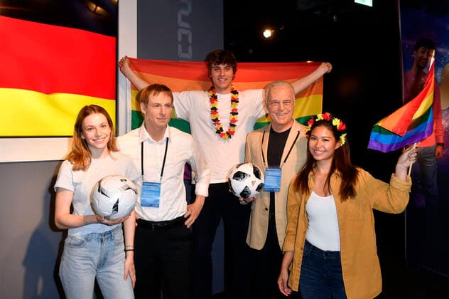 Bilder des Jahres 2021, Entertainment 06 Juni Entertainment Themen der Woche KW25 Entertainment Bilder des Tages Models mit den Wachsfiguren von Jürgen Klinsmann und Franz Beckenbauer bei der Eröffnung des neuen Madame Tussauds Bereichs Berlin 100! Von den goldenen Zwanzigern zur Stadt der Freiheit im Madame Tussauds. Berlin, 23.06.2021 *** Models with the wax figures of Jürgen Klinsmann and Franz Beckenbauer at the opening of the new Madame Tussauds area Berlin 100 From the Golden Twenties to the City of Freedom at Madame Tussauds Berlin, 23 06 2021 Foto:xF.xKernx xFuturexImage