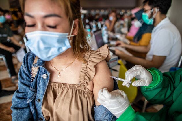 June 23, 2021, Tangerang Selatan, Banten, Indonesia: South Tangerang, Banten, Indonesia, June 23, 2021: The South Tangerang Health Service in collaboration with the Teras City Mall held a mass vaccination for service workers in the Tourism Industry sector in South Tangerang. The Indonesian government is pursuing a COVID-19 vaccine target of 181.5 million by the end of 2021. Tangerang Selatan Indonesia - ZUMAh128 20210623_zap_h128_002 Copyright: xDonalxHusnix