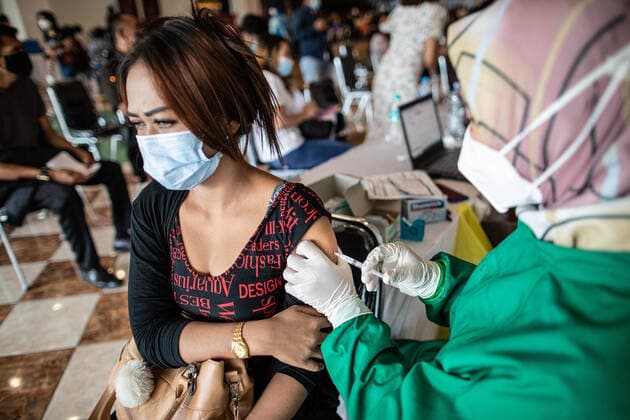 June 23, 2021, Tangerang Selatan, Banten, Indonesia: South Tangerang, Banten, Indonesia, June 23, 2021: The South Tangerang Health Service in collaboration with the Teras City Mall held a mass vaccination for service workers in the Tourism Industry sector in South Tangerang. The Indonesian government is pursuing a COVID-19 vaccine target of 181.5 million by the end of 2021. Tangerang Selatan Indonesia - ZUMAh128 20210623_zap_h128_006 Copyright: xDonalxHusnix