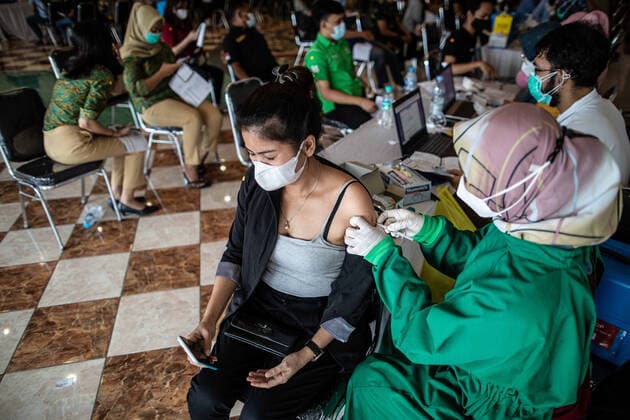 June 23, 2021, Tangerang Selatan, Banten, Indonesia: South Tangerang, Banten, Indonesia, June 23, 2021: The South Tangerang Health Service in collaboration with the Teras City Mall held a mass vaccination for service workers in the Tourism Industry sector in South Tangerang. The Indonesian government is pursuing a COVID-19 vaccine target of 181.5 million by the end of 2021. Tangerang Selatan Indonesia - ZUMAh128 20210623_zap_h128_010 Copyright: xDonalxHusnix