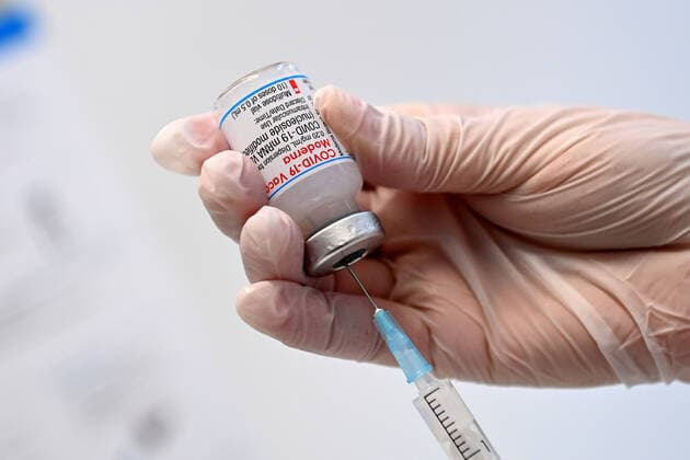 Themenbild -Impfung mit dem Moderna mRnA Impfstoff im Impfzentrum in Freising, Impfdose mit Impfstoff zur Injektion mit einer Kanuele.Close Up.Sachaufnahme. *** Subject picture Vaccination with the Moderna mRnA vaccine in the vaccination center in Freising, vaccine can with vaccine for injection with a cannula Close Up Subject Picture