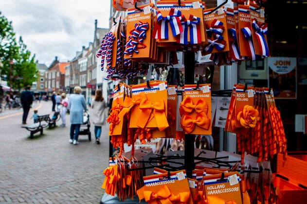 Artikel in den Farben der niederlandischen Nationalelf stehen in Middelburg ( Zeeland Niederlande ) zum Verkauf. Oranje