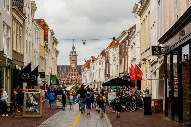 In den Niederlanden werden die Corona-Beschränkungen am 26. Juni gelockert. Wie hier in Middelburg ( Zeeland Walcheren ) gilt beim Einkaufen dann keine Maskenpflicht mehr. Das Abstandsgebot gilt weiterhin. Corona-Lockerungen Niederlande