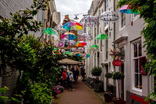 Schirme sind über der Paraplustraatje - Regenschirmgasse in Middelburg ( Zeeland NL ) gespannt. Schirme