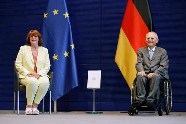 Antje Lezius und Wolfgang Schäuble bei Berichtsübergabe der Enquete-Kommission Berufliche Bildung in der digitalen Arbeitswelt an Bundestagspräsident Dr. Wolfgang Schäuble auf der Präsidialebene im Reichstagsgebäude. Berlin, 22.06.2021 *** Antje Lezius and Wolfgang Schäuble at the handing over of the report of the Enquete Commission Vocational Training in the Digital World of Work to the President of the Bundestag Dr Wolfgang Schäuble on the presidential level in the Reichstag building Berlin, 22 06 2021 Foto:xC.xHardtx xFuturexImage
