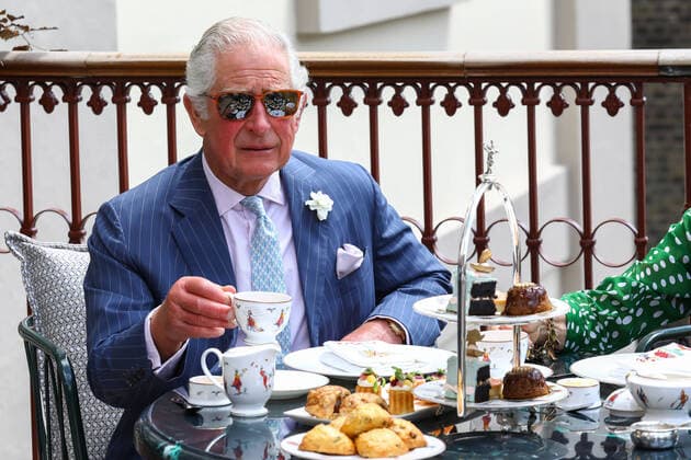 . 23 06 2021. London, United Kingdom. Prince Charles, Prince of Wales and Camilla, Duchess of Cornwall, have afternoon tea on the terrace beside a life-sized statue of famed playwright, Nöel Coward, during a visit to the Theatre Royal Drury Lane in London, where they viewed the theatreÕs restoration undertaken by its owner, Andrew Lloyd Webber and his wife Madeleine Lloyd Webber.  xPoolx xi-Imagesx IIM-22310-0007