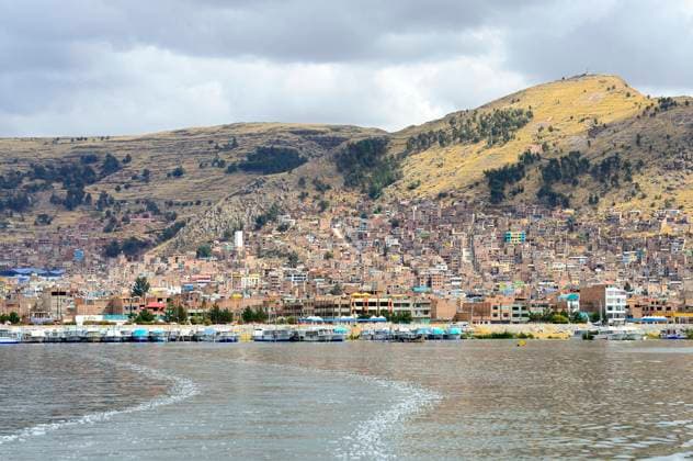  Blick vom See auf die Stadt Puno, Titicacasee, Peru, Südamerika *** View from the lake to the city of Puno, Lake Titicaca, Peru, South America Copyright: imageBROKER/PeterxGiovannini ibxgiv06955880.jpg