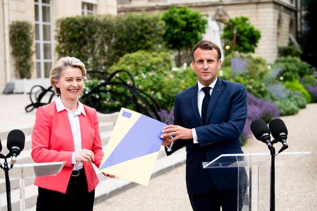 Bilder des Jahres 2021, News 06 Juni News Themen der Woche KW25 News Bilder des Tages Ursula VON DER LEYEN - Presidente de la Commission europeenne valide le plan de relance d Emmanuel Macron - President de la Republique Francaise NEWS : Rencontre Macron Von Der Leyen - Paris - 23 06 2021 JBAutissier Panoramic 