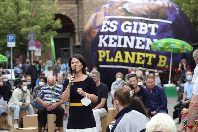 News Themen der Woche KW25 News Bilder des Tages Kanzlerkandidatin Annalena Baerbock (Bündnis 90 Die Grünen) spricht mit Bürgerinnen und Bürgern zum Start des Wahlkampfes zur Bundestagswahl auf der Brandenburger Straße in Potsdam, 23. Juni 2021. Die Wahl findet am 26. September statt. Bundestagswahl 2021: Annalena Baerbock startet Wahlkampf