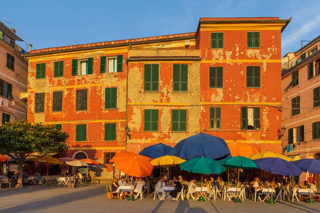 Vernazza, Italy - June 20 : Tourists sitting on the patios of the restaurants in Vernazza in June 20, 2021. International tourist arrivals were down in the first quarter of 2021 as widespread travel restrictions remained in place. International tourist arrivals were down 83 per cent in the first quarter of 2021 as widespread travel restrictions remained in place. However, the UNWTO Confidence Index shows signs of a slow uptick in confidence. Vernazza Italy *** Vernazza, Italien 20. Juni 2021 Touristen, die auf den Terrassen der Restaurants in Vernazza sitzen Internationale Touristenankünfte waren im ersten Quartal 2021 rückläufig, da weit verbreitete Reisebeschränkungen bestehen blieben Internationale Touristenankünfte waren im ersten Quart Copyright: xChristianxOffenbergx