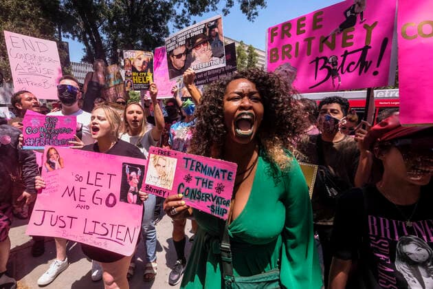 Bilder des Jahres 2021, Entertainment 06 Juni Entertainment Themen der Woche KW25 Entertainment Bilder des Tages June 23, 2021, Los Angeles, California, USA: Fans and supporters of Britney Spears gather outside the County Courthouse in Los Angeles, Wednesday, June 23, 2021, during a scheduled hearing in Britney Spears conservatorship case. Pop singer Britney Spears urged a US judge on June 23, to end a controversial guardianship that has given her father control over her affairs since 2008. I just want my life back. It s been 13 years and it s enough, she told a court hearing in Los Angeles during an emotional 20-minute address via videolink. Los Angeles USA - ZUMAc68_ 20210623_zaf_c68_001 Copyright: xRingoxChiux