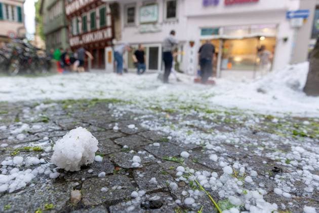 Bilder des Jahres 2021, News 06 Juni News Themen der Woche KW25 News Bilder des Tages Tuebingen Tuebingen;Universitätsstadt;Unwetter; Innenstadt;Hagel; Feuerwehreinsatz; Sturm; Unwetterwarnung; Regen; Sturm; Überschwemmung; Nach dem straken Hagel in Tuebiger raeumen viele Nachbarn zusammen eine Straße in der Altstadt, auf der der Hagel fast einen halben Meter hoch liegt. Copyright: xDennisxDuddek xEibnerxPressefotox EP_DDU