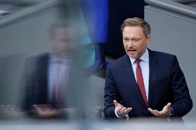 236. Sitzung des Deutschen Bundestag Plenum und Debatte Aktuell, 24.06.2021, Berlin, Christian Lindner (FDP) nach seiner Rede zumr Regierungserklaerung von Bundeskanzlerin Merkel zum Europaeischen Rat bei der 236. Sitzung des Deutschen Bundestag in Berlin Berlin Berlin Deutschland