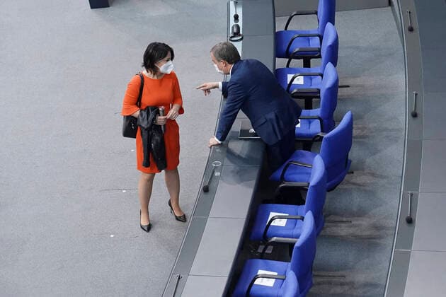 236. Sitzung des Deutschen Bundestag Plenum und Debatte Aktuell, 24.06.2021, Berlin,Kanzlerkandidatin Annalena Baerbock und Kanzlerkandidat Armin Laschet tauschen sich im Rahmen eines Dialog am Rande der Plenardebatte zu 236. Sitzung des Deutschen Bundestag in Berlin aus Berlin Berlin Deutschland