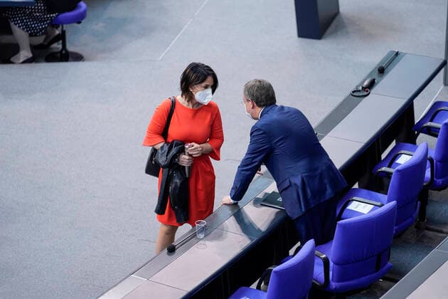 236. Bundestagssitzung und Debatte Aktuell, 24.06.2021, Berlin, Ministerpraesident Armin Laschet (CDU) von Nordrhein-Westfalen und CDU-Vorsitzender im Gesprach mit Annalena Baerbock Kanzlerkandidatin Buendnis90 Die Gruenen im Plenum des Bundestag im Anschluss an die Regierungserklaerung zum Europaeischen Rat bei der 236. Sitzung des Deutschen Bundestag in Berlin Berlin Berlin Deutschland