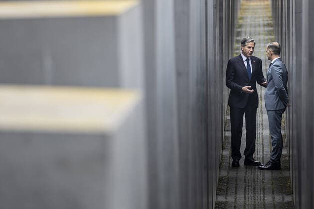 Bilder des Jahres 2021, News 06 Juni News Themen der Woche KW25 News Bilder des Tages (R-L) Heiko Maas, Bundesaussenminister, und Antony Blinken, Aussenminister der Vereinigten Staaten von Amerika, aufgenommen im Rahmen eines gemeinsamen Besuches des Holocaust-Mahnmals in Berlin, 24.06.2021. Berlin Germany *** R L Heiko Maas, Federal Minister of Foreign Affairs, and Antony Blinken, Secretary of State of the United States of America, photographed during a joint visit to the Holocaust Memorial in Berlin, 24 06 2021 Berlin Germany Copyright: xFlorianxGaertner photothek.dex