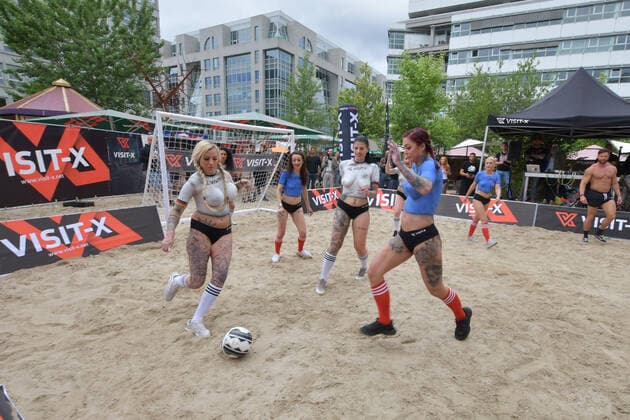 Visit-X, NacktfussballSpiel , SexxySoccer Der Spiel beginnt NacktfussballSpiel , SexxySoccer im Rahmen der diesjärigen Fussball WM am Checkpoint Charly im Charlys Beach in Berlin Mitte am 24.06.2021 Photopress Mueller