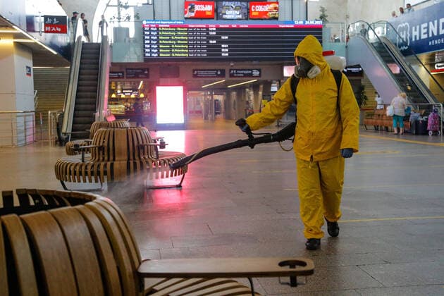 News Themen der Woche KW25 News Bilder des Tages (210624) -- MOSCOW, June 24, 2021 -- A municipal employee wearing a protective suit disinfects a railway station in Moscow, Russia, on June 24, 2021. Russia logged 20,182 new coronavirus infections over the past 24 hours, the highest daily increase since Jan. 24, taking the nationwide tally to 5,388,695, the official monitoring and response center said Thursday. (Photo by Xinhua) RUSSIA-MOSCOW-COVID-19-DISINFECTION AlexanderxZemlianichenkoxJr