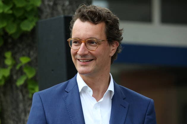 Der Minister fuer Verkehr des Landes Nordrhein-Westfalen Hendrik Wuest (Wüst) (CDU) PK zum Thema Fussverkehrs-Check am 24.06.2021 in Siegen Deutschland