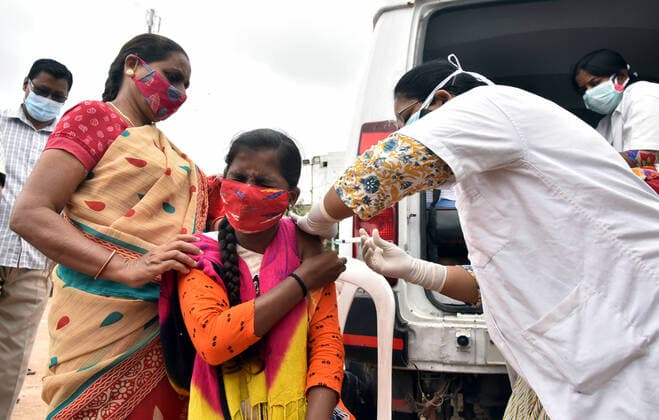 News Bilder des Tages (210624) -- HYDERABAD, June 24, 2021 -- A health worker administers a dose of COVID-19 vaccine to a woman in Hyderabad, India, on June 24, 2021. (Str Xinhua) INDIA-HYDERABAD-COVID-19 VACCINATION PxArthaSarkartonglian 