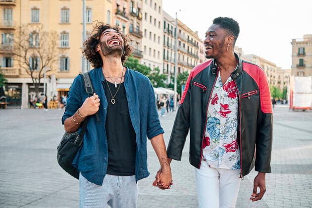 IMAGO Creative: Urban Diversity IMAGO Creative: Pride Month, Juni 2022, Pärchen und Familien Creative Highlights Symbolbilder Happy gay couple with holding hands walking on road model released Symbolfoto AGOF00128
