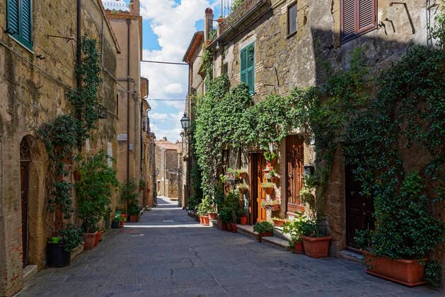 Italy, Tuscany, Pitigliano, Quaint alley of old town UMF01007