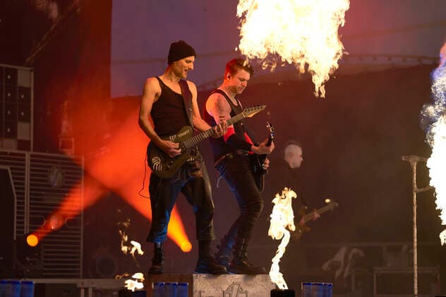 Björn Müller, Tobias Kaiser und Tilmann Carbow von Völkerball live im Rahmen der Konzertreihe Back on Stage auf der Gilde Parkbühne. Hannover, 24.06.2021