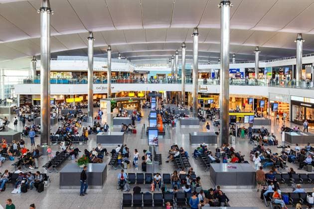London, Vereinigtes Königreich - 1 August 2018: Flughafen London Heathrow (LHR) im Vereinigten Königreich Terminal 2 The Queen s Terminal *** London, United Kingdom 1 August 2018 London Heathrow LHR Airport in the United Kingdom Terminal 2 The Queen s Terminal 1084207669