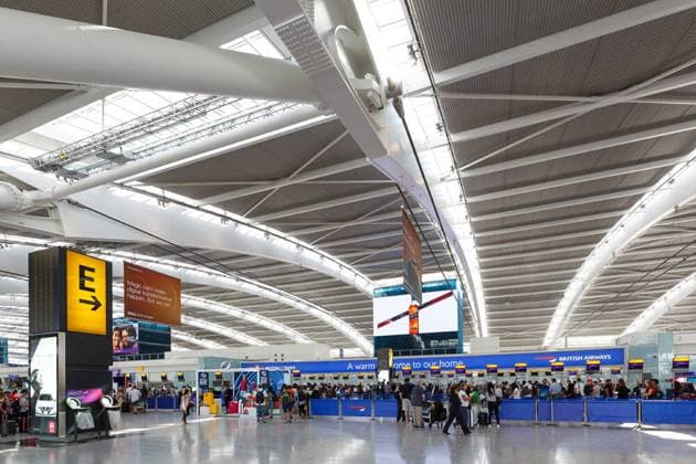 London, Vereinigtes Königreich - 1 August 2018: Flughafen London Heathrow (LHR) im Vereinigten Königreich Terminal 5 *** London, United Kingdom 1 August 2018 London Heathrow LHR Airport in the United Kingdom Terminal 5 1084207991