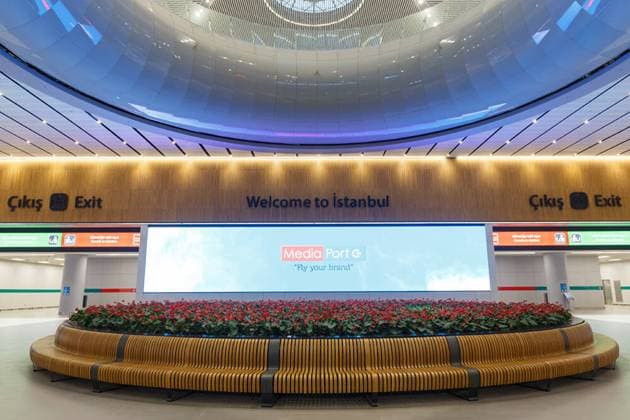 Istanbul, Türkei - 14 Februar 2019: Terminal Neuer Flughafen Istanbul (ISL IST) in der Türkei *** Istanbul, Turkey 14 February 2019 Terminal New Istanbul Airport ISL IST in Turkey. 1084208646