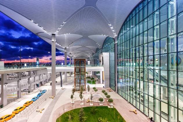 Istanbul, Türkei - 14 Februar 2019: Terminal Neuer Flughafen Istanbul (ISL IST) in der Türkei *** Istanbul, Turkey 14 February 2019 Terminal New Istanbul Airport ISL IST in Turkey. 1084209643