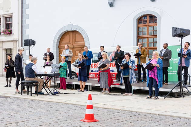 Singing! Summer! Kleines Konzert am Obermarkt Freiberg mit dem Chor des Mittelsächsischem Theater am 25.06.2021 Der Opernchor unter Leitung von Chordirektor Peter Kubisch am Klavier und als Dirigent Freiberg Obermarkt Sachsen Deutschland