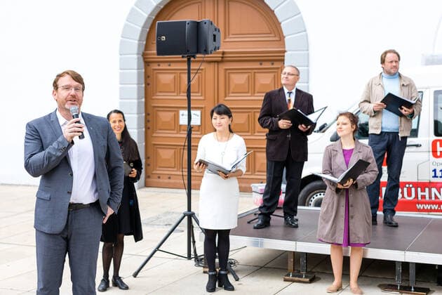 Singing! Summer! Kleines Konzert am Obermarkt Freiberg mit dem Chor des Mittelsächsischem Theater am 25.06.2021 Der Oberbürgermeister der Stadt Freiberg, Sven Krüger, eröffnet das Konzert Freiberg Obermarkt Sachsen Deutschland