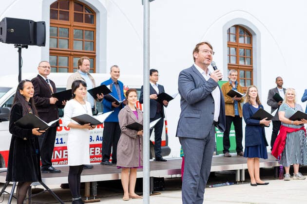 Singing! Summer! Kleines Konzert am Obermarkt Freiberg mit dem Chor des Mittelsächsischem Theater am 25.06.2021 Der Oberbürgermeister der Stadt Freiberg, Sven Krüger, eröffnet das Konzert Freiberg Obermarkt Sachsen Deutschland