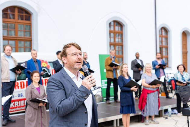 Singing! Summer! Kleines Konzert am Obermarkt Freiberg mit dem Chor des Mittelsächsischem Theater am 25.06.2021 Der Oberbürgermeister der Stadt Freiberg, Sven Krüger, eröffnet das Konzert Freiberg Obermarkt Sachsen Deutschland