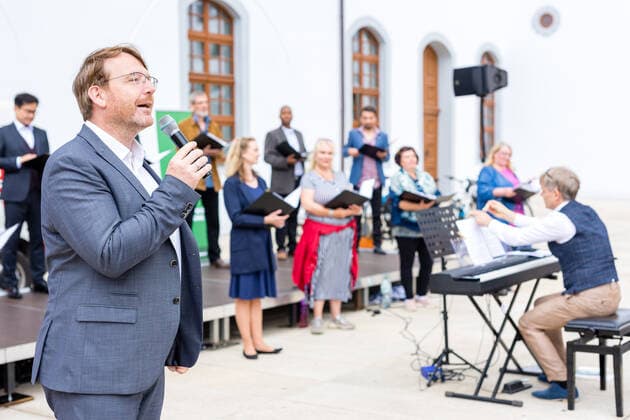 Singing! Summer! Kleines Konzert am Obermarkt Freiberg mit dem Chor des Mittelsächsischem Theater am 25.06.2021 Der Oberbürgermeister der Stadt Freiberg, Sven Krüger, eröffnet das Konzert Freiberg Obermarkt Sachsen Deutschland