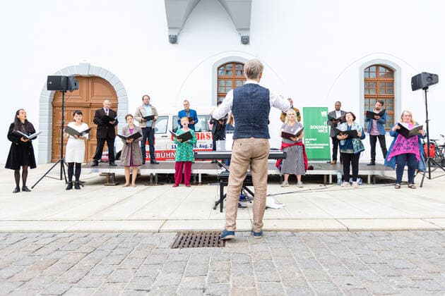 Singing! Summer! Kleines Konzert am Obermarkt Freiberg mit dem Chor des Mittelsächsischem Theater am 25.06.2021 Der Opernchor unter Leitung von Chordirektor Peter Kubisch als Dirigent Freiberg Obermarkt Sachsen Deutschland